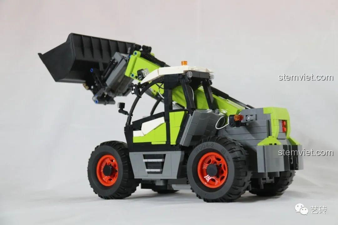 Ảnh chụp từ phía sau của bộ xếp hình Xe Xúc Lật Điều Khiển Từ Xa CaDA C61051.