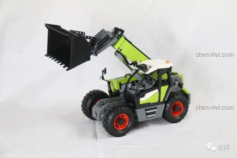 Ảnh chụp từ phía trước của đồ chơi mô hình Xe Nâng Gắp Đa Năng CaDA C61051.
