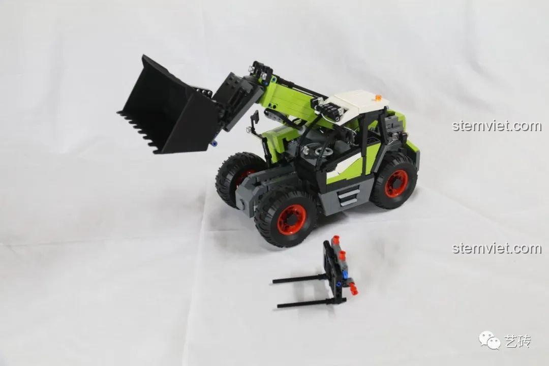 Mô hình xe nâng CaDA C61051 với phụ kiện càng nâng đi kèm.