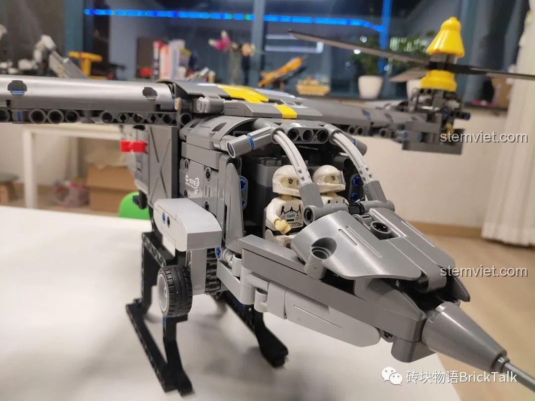 Buồng lái chi tiết của CaDA C61076 Máy bay V-280 Valor với hai minifigure phi công, thể hiện sự tỉ mỉ trong thiết kế nội thất.