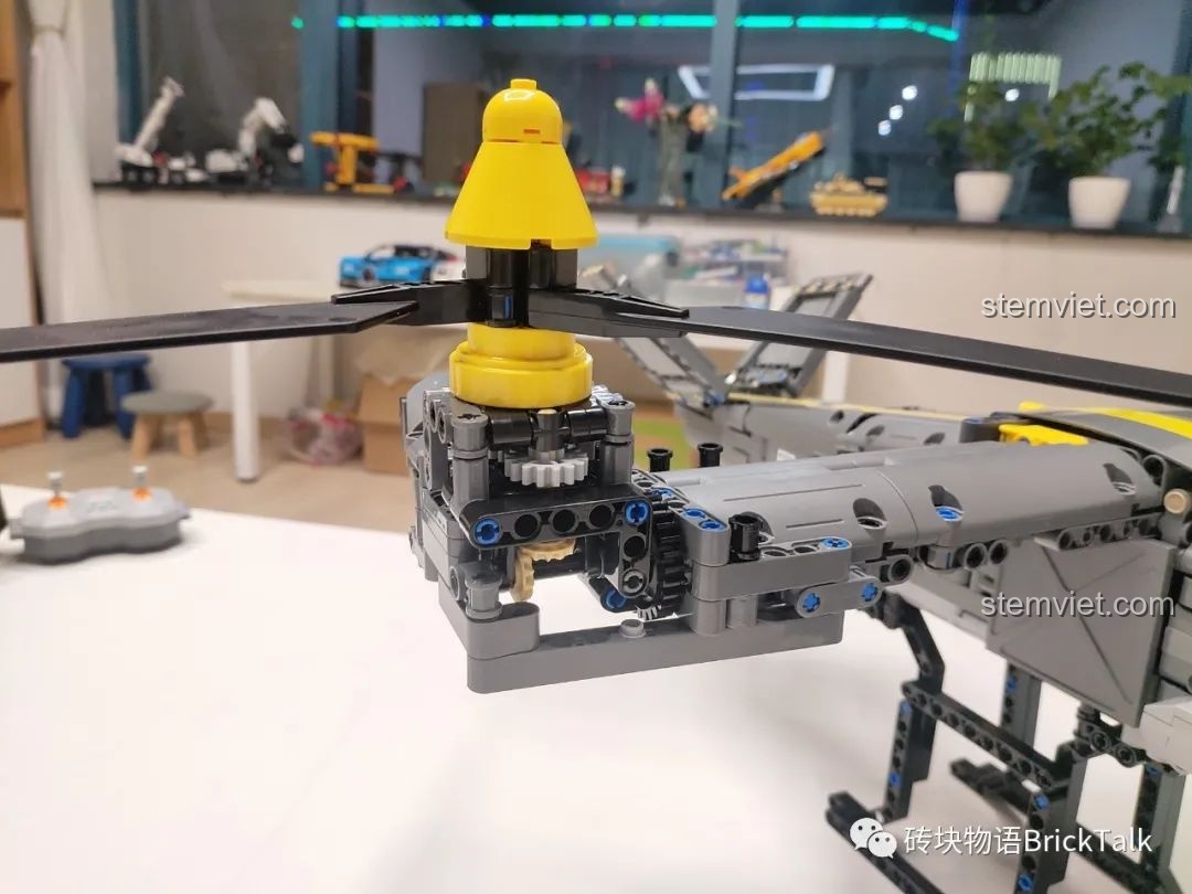 Cận cảnh cơ cấu cánh quạt nghiêng của CaDA C61076 Máy bay V-280 Valor, cho phép chuyển đổi giữa chế độ trực thăng và máy bay cánh cố định.