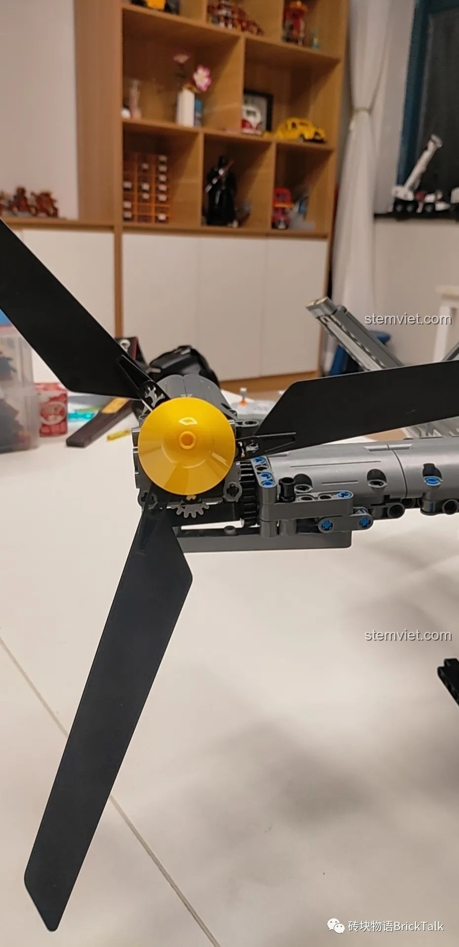 Góc nhìn khác về cánh quạt của CaDA C61076 Máy bay V-280 Valor, cho thấy khả năng xoay và cơ chế hoạt động linh hoạt của mô hình.