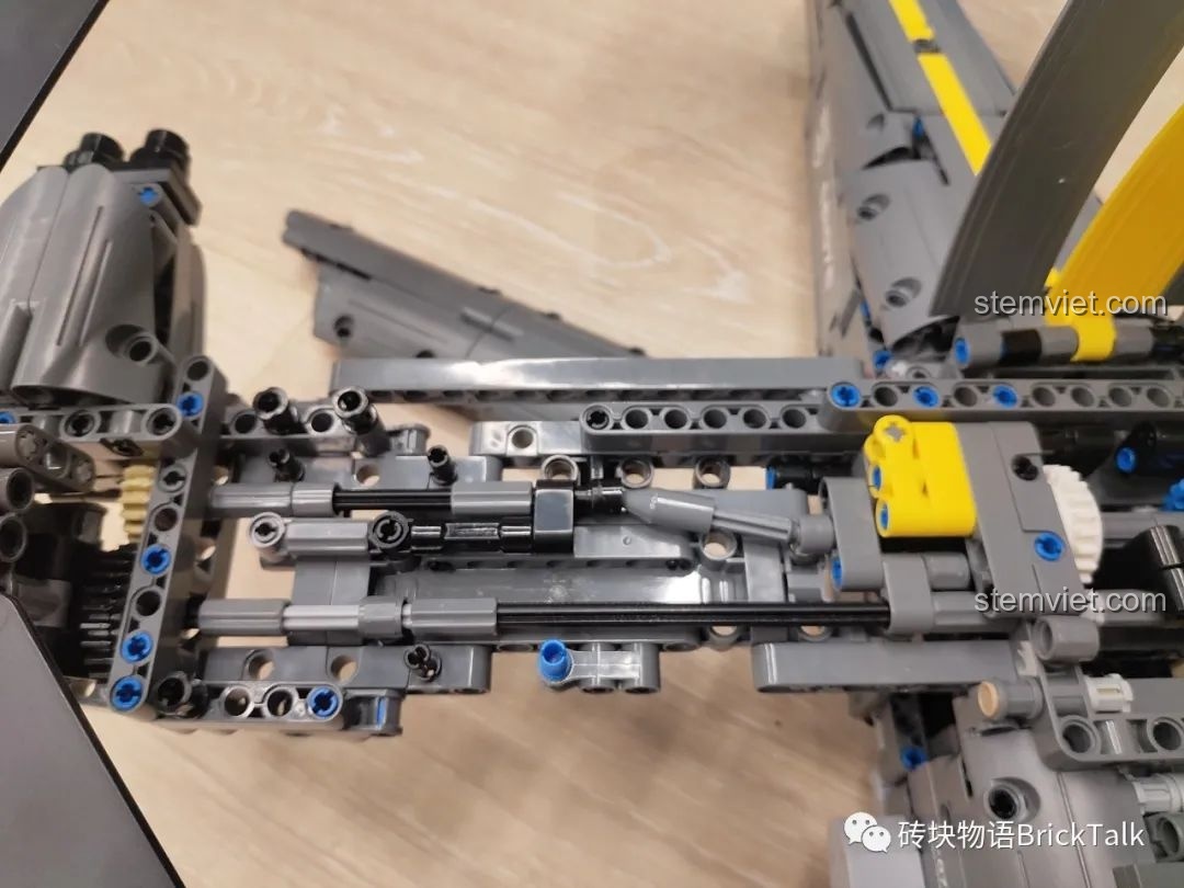 Cận cảnh cơ cấu bánh răng và trục truyền động bên trong mô hình CaDA C61076 Máy bay V-280 Valor, thể hiện sự phức tạp và tính kỹ thuật cao của bộ lắp ráp.