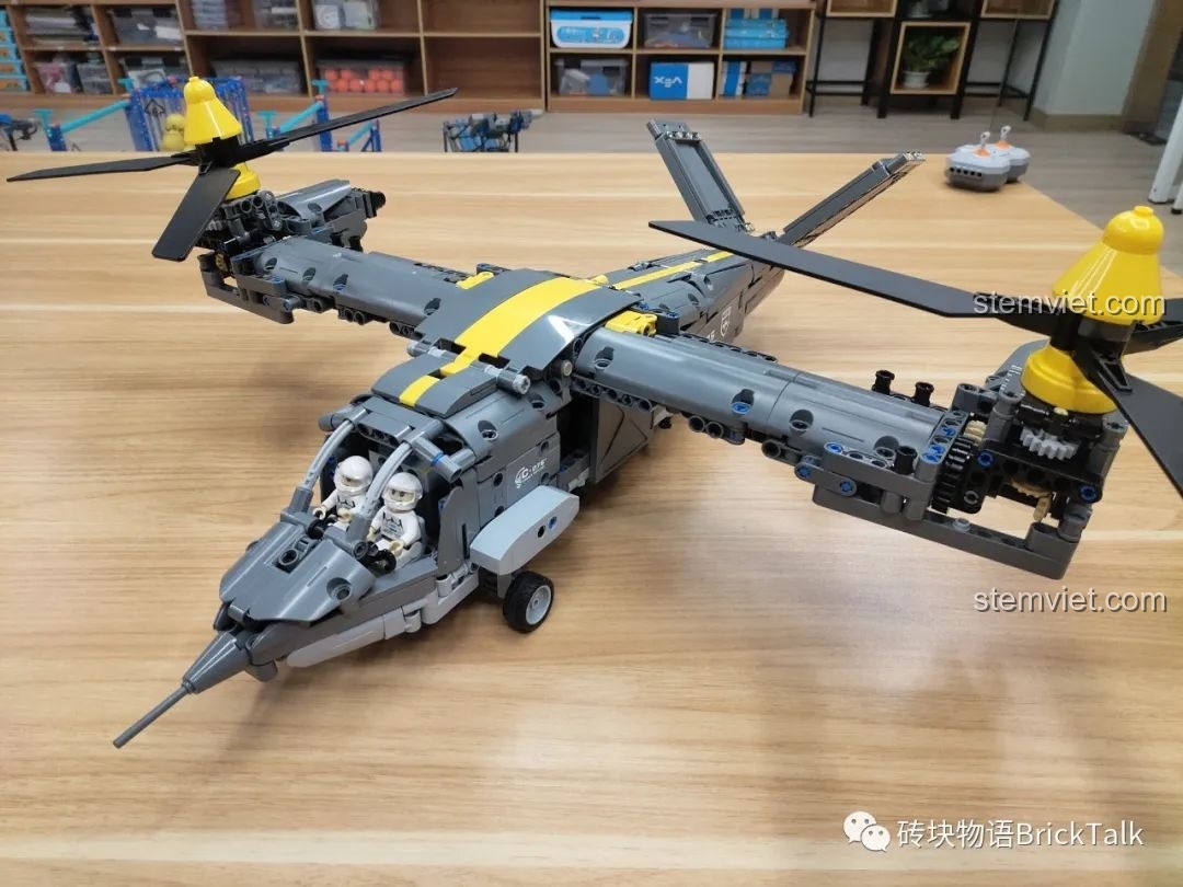 Mô hình CaDA C61076 Máy bay V-280 Valor đã hoàn thành, nhìn từ phía trước, với thiết kế cánh quạt nghiêng độc đáo và buồng lái có phi công.