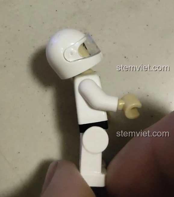 Minifigure phi công của bộ lắp ráp CaDA C61076 Máy bay V-280 Valor có khả năng nghiêng đầu, thể hiện sự linh hoạt và chi tiết trong thiết kế.