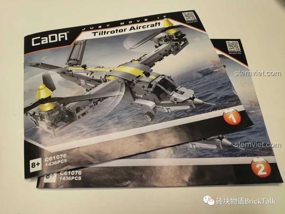 Hai cuốn sách hướng dẫn lắp ráp chi tiết của bộ xếp hình CaDA C61076 Máy bay V-280 Valor, với các bước rõ ràng và hình ảnh minh họa dễ hiểu.