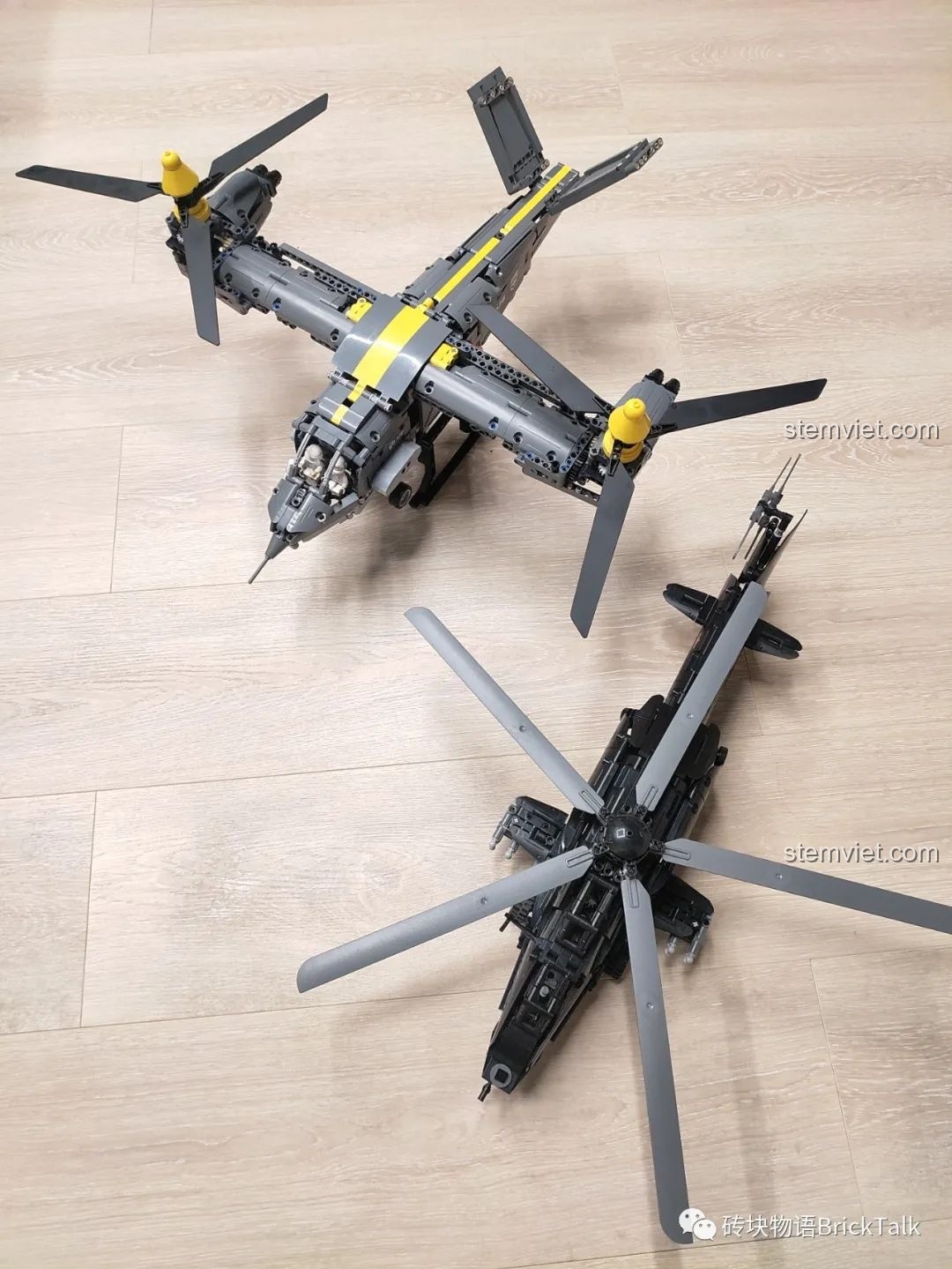 So sánh kích thước CaDA C61076 Máy bay V-280 Valor với một mô hình trực thăng khác, cho thấy sự hoành tráng và chi tiết của bộ lắp ráp này.