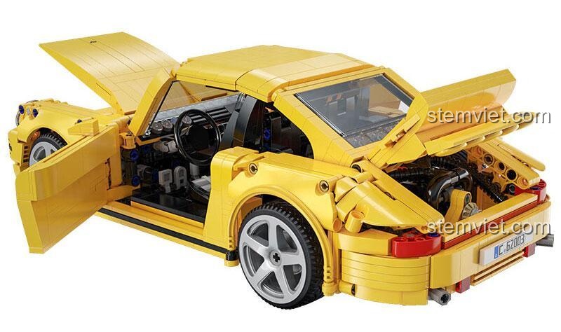 Đồ chơi mô hình RUF CTR 2017 Yellowbird CaDA C62003 với cửa và nắp capo mở, thể hiện nội thất chi tiết và động cơ, phù hợp bé trai yêu xe.