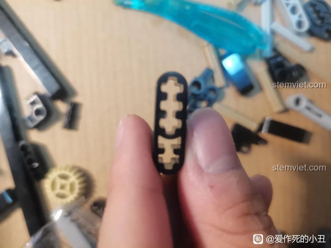 Cận cảnh một bộ phận bánh răng của bộ lắp ráp CaDA C63001 Cyber Turbo-V Cyber Night.