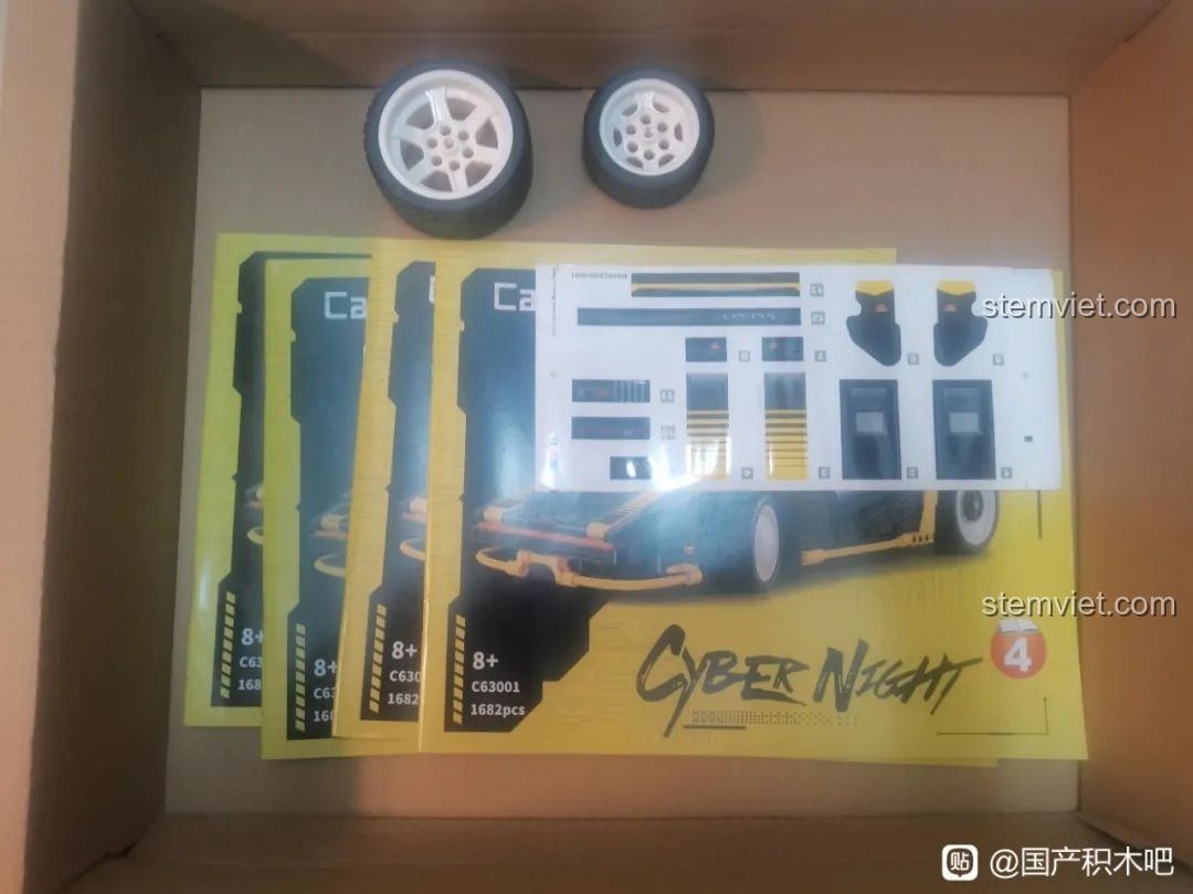 Các bộ phận và sách hướng dẫn bên trong hộp CaDA C63001 Cyber Turbo-V Cyber Night.