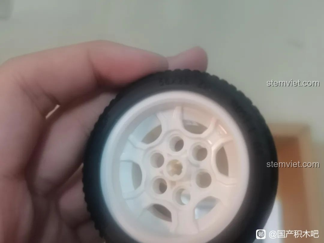 Cận cảnh chiếc lốp xe còn lại của bộ lắp ráp CaDA C63001 Cyber Turbo-V Cyber Night.