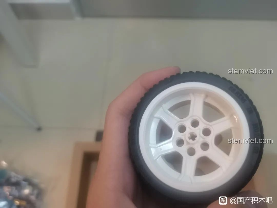 Cận cảnh một chiếc lốp xe của bộ lắp ráp CaDA C63001 Cyber Turbo-V Cyber Night.