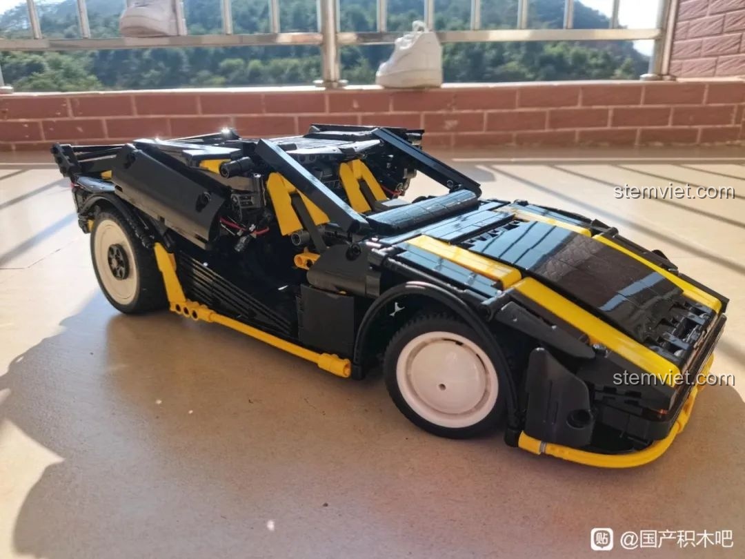 Chiếc xe CaDA C63001 Cyber Turbo-V Cyber Night đã hoàn thiện, nhìn từ bên hông.