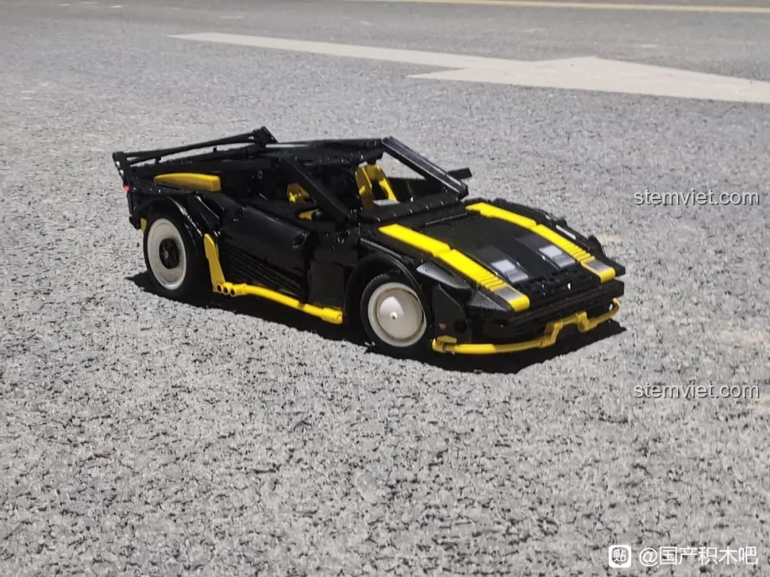 Chiếc xe CaDA C63001 Cyber Turbo-V Cyber Night đã hoàn thiện, nhìn từ góc nghiêng.