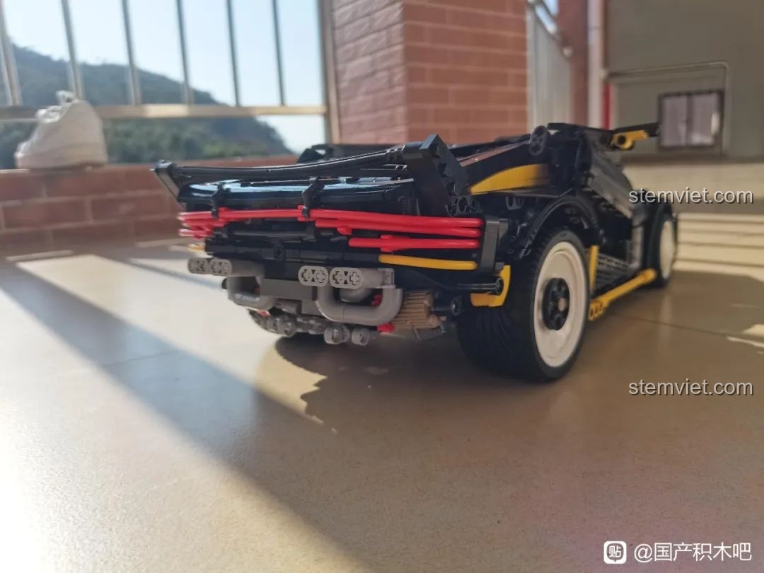 Chiếc xe CaDA C63001 Cyber Turbo-V Cyber Night đã hoàn thiện, nhìn từ phía sau.