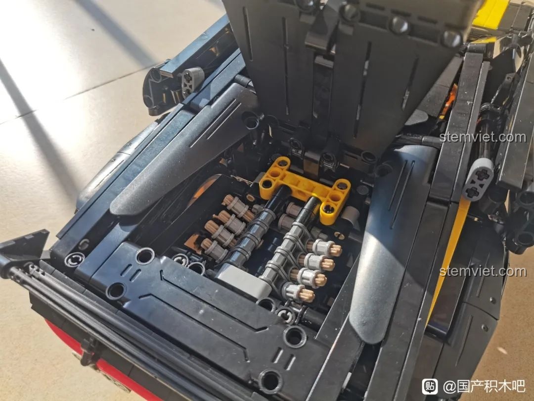 Cận cảnh khoang động cơ của chiếc xe CaDA C63001 Cyber Turbo-V Cyber Night đã hoàn thiện.