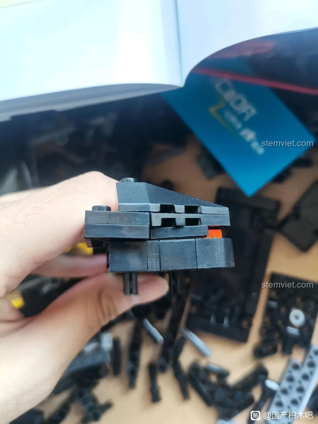 Khung gầm xe đang được lắp ráp của bộ CaDA C63001 Cyber Turbo-V Cyber Night.