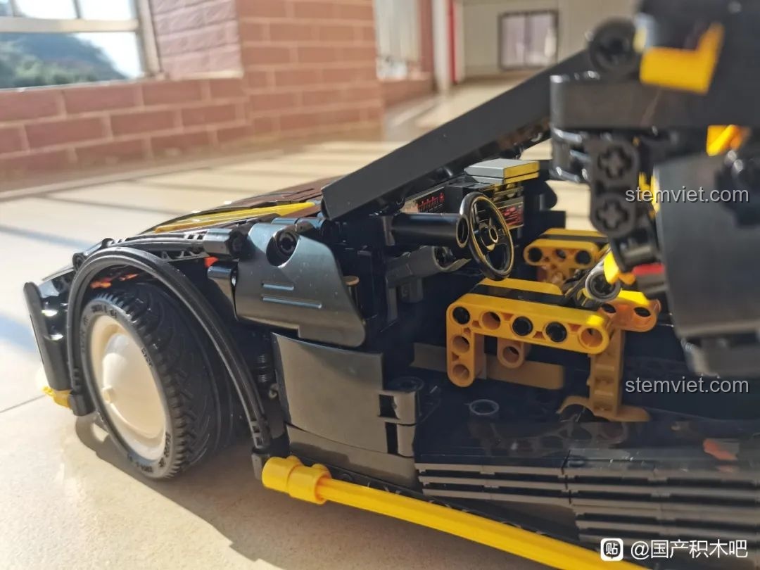 Chi tiết nội thất của chiếc xe CaDA C63001 Cyber Turbo-V Cyber Night đã hoàn thiện.