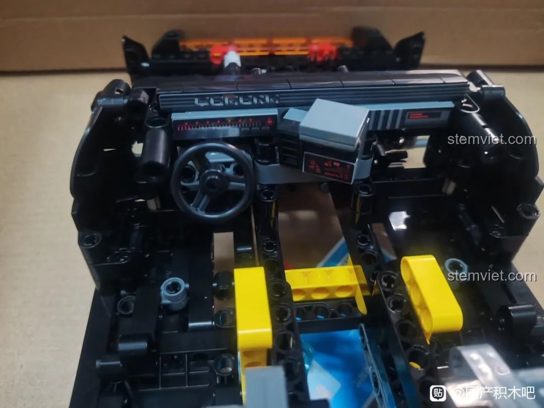 Chi tiết nội thất xe CaDA C63001 Cyber Turbo-V Cyber Night đang được lắp ráp.