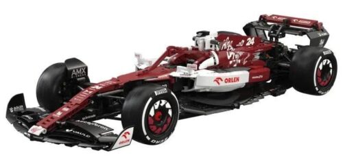 Mô hình hoàn thiện của bộ lắp ráp Xe đua F1 Alfa Romeo C42 C64005, tỉ lệ 1:8, dành cho con trai 8 tuổi, giá tốt. Xe có màu đỏ và trắng chủ đạo.