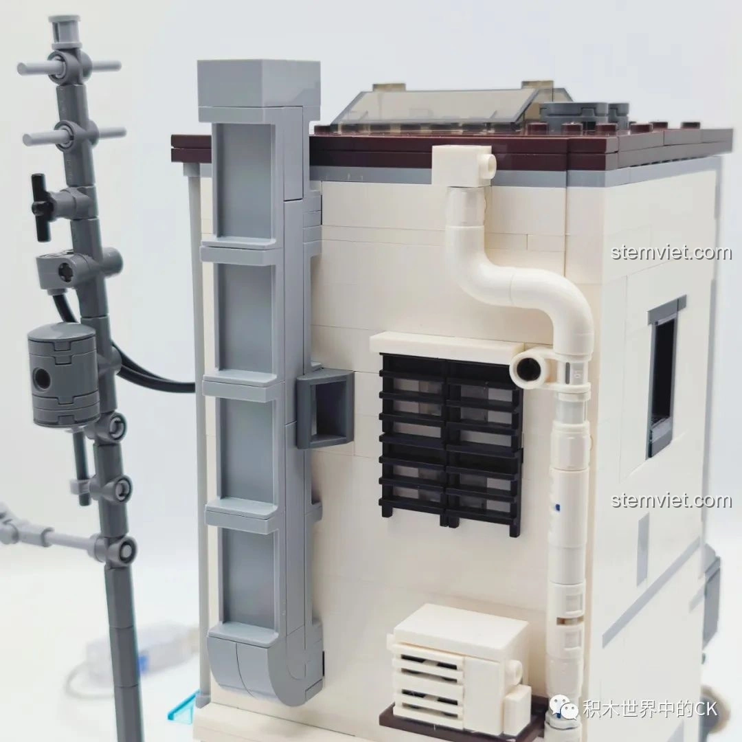 Cận cảnh cầu thang và lối vào bên trong mô hình đồ chơi CaDA C66006 Nhà Bánh Bao Nhật Bản.