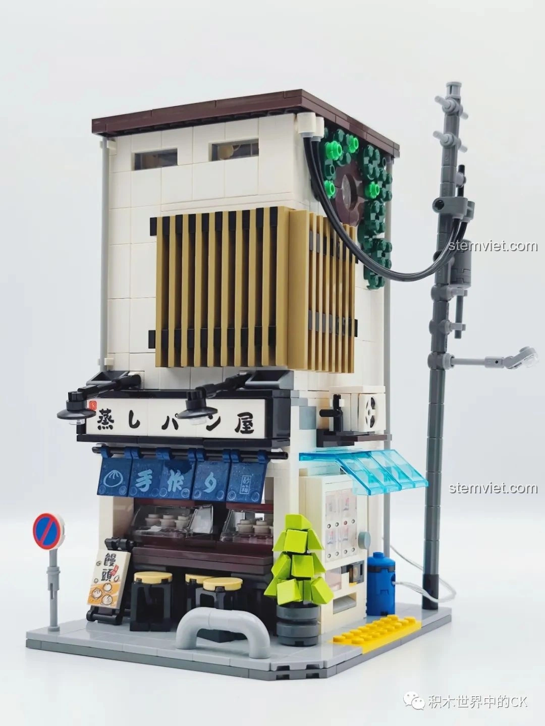 Mô hình hoàn chỉnh của đồ chơi lắp ráp CaDA C66006 Nhà Bánh Bao Nhật Bản nhìn từ phía trước, với kiến trúc độc đáo.