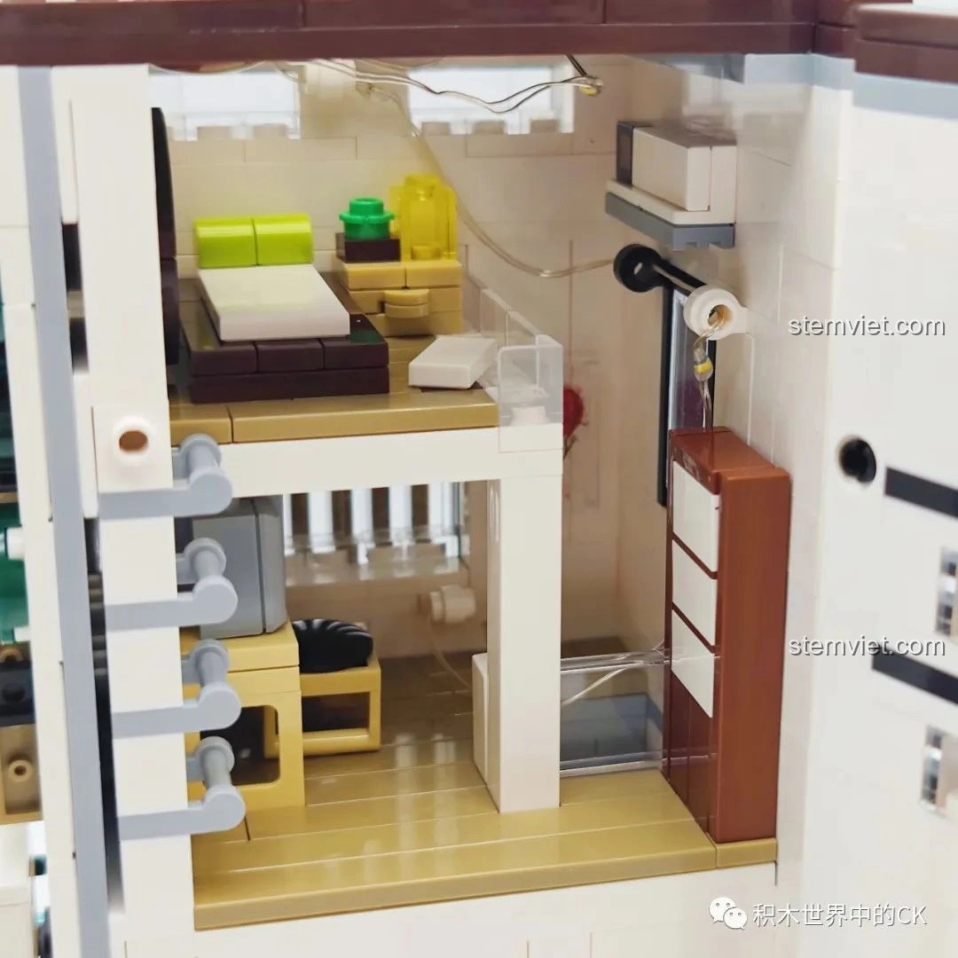 Mô hình đồ chơi CaDA C66006 Nhà Bánh Bao Nhật Bản được trưng bày cùng các minifigure và xe hơi, tạo cảnh quan đường phố sống động.