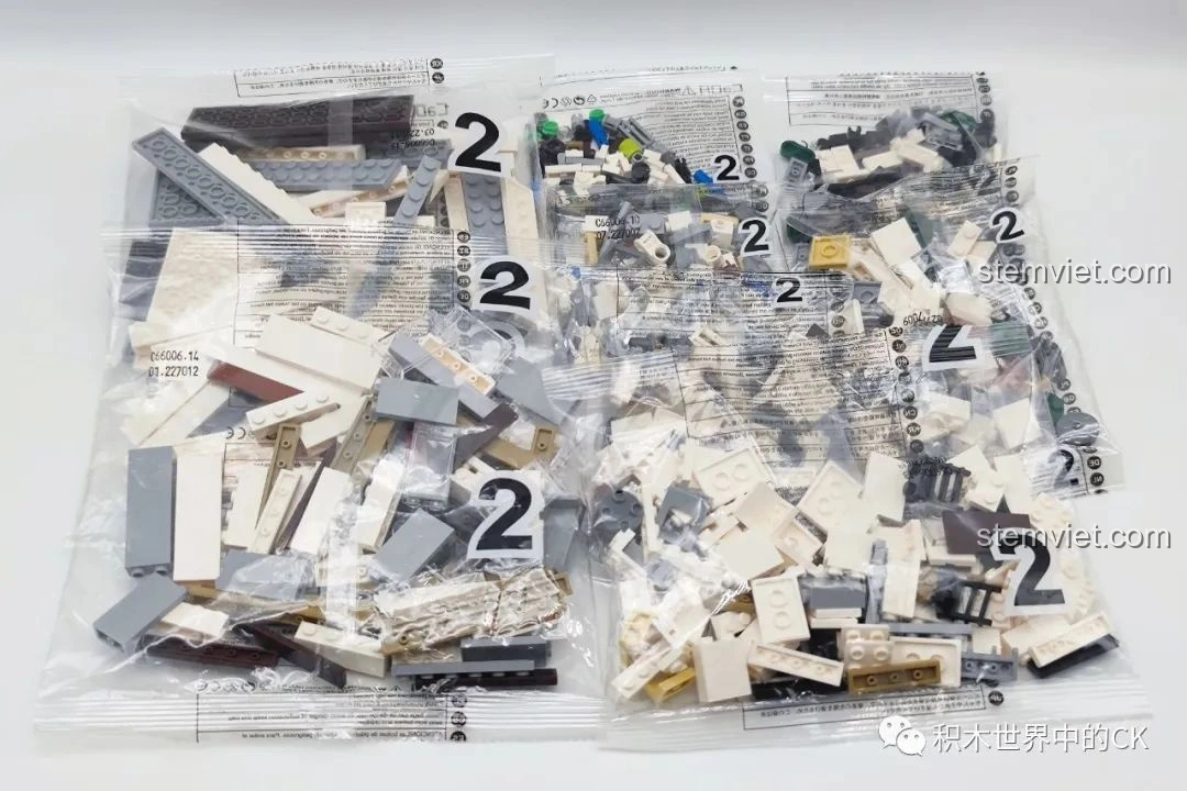 Các túi linh kiện được đánh số 2 của bộ đồ chơi CaDA C66006 Nhà Bánh Bao Nhật Bản, đảm bảo không thiếu mảnh ghép.