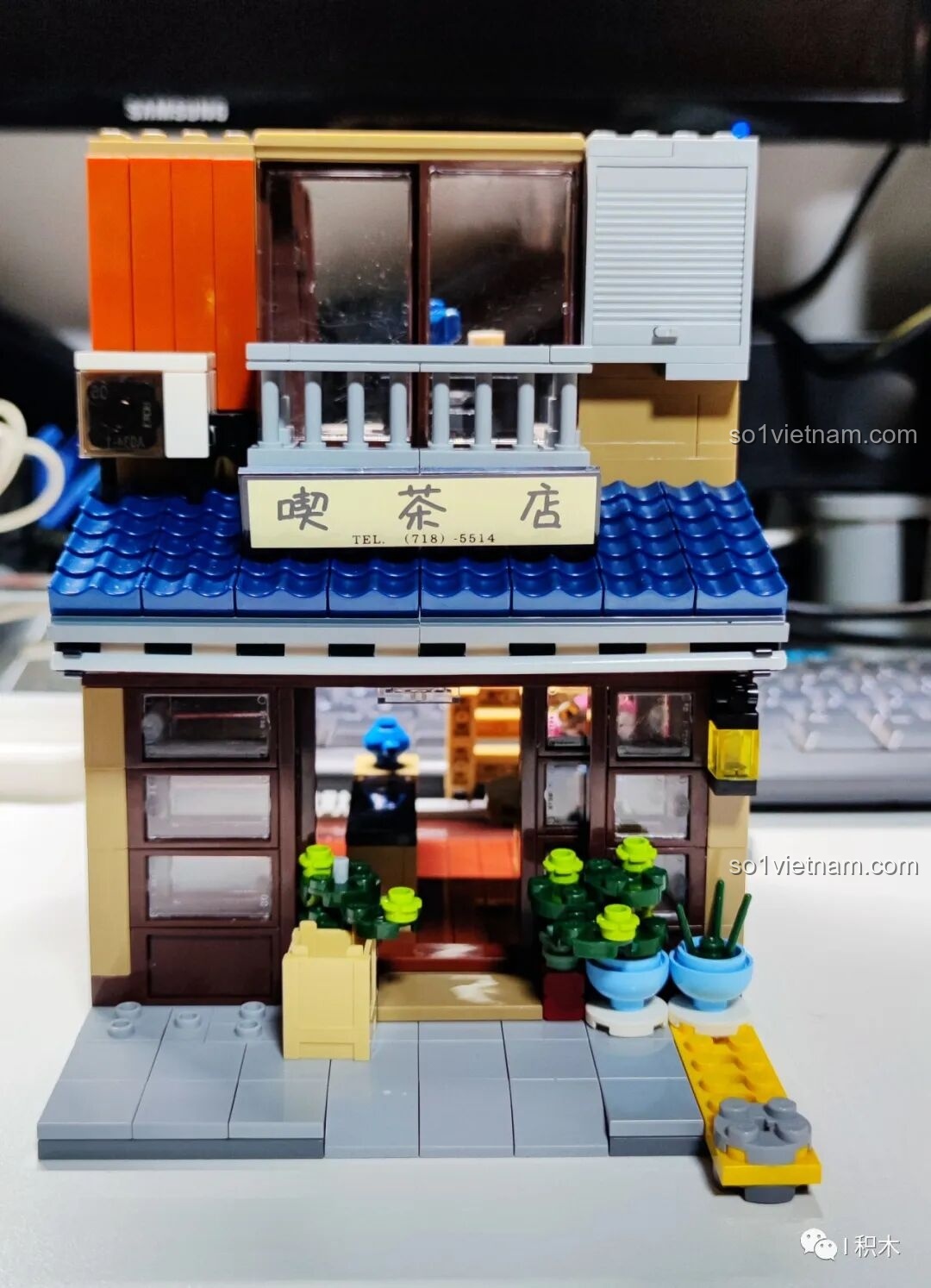 Chi tiết cây xanh và chậu hoa trước quán trà CaDA C66010