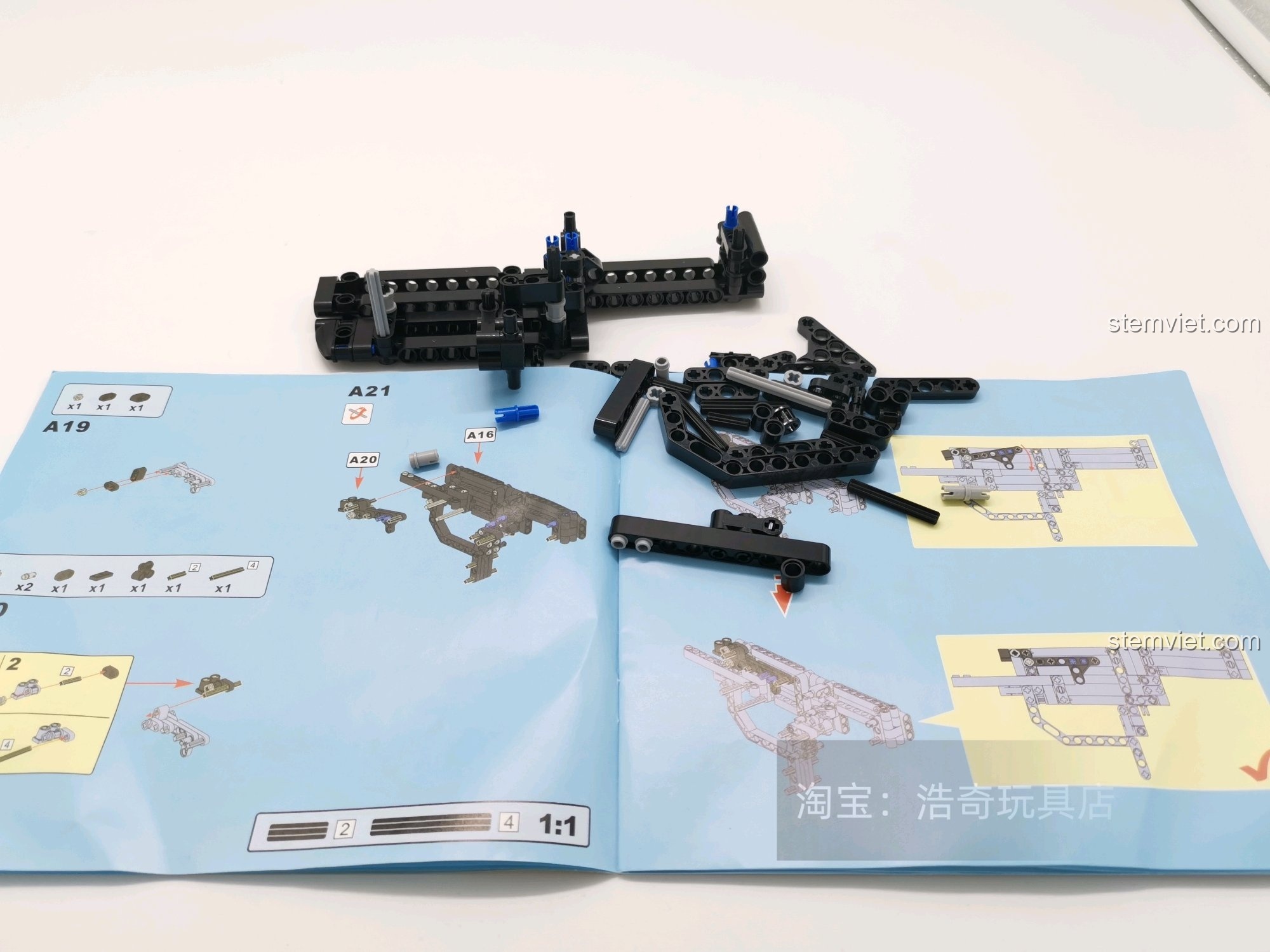 Hướng dẫn lắp ráp Súng UZI CaDA C81008 chi tiết, giúp bé trai 8 tuổi rèn luyện sự kiên nhẫn.