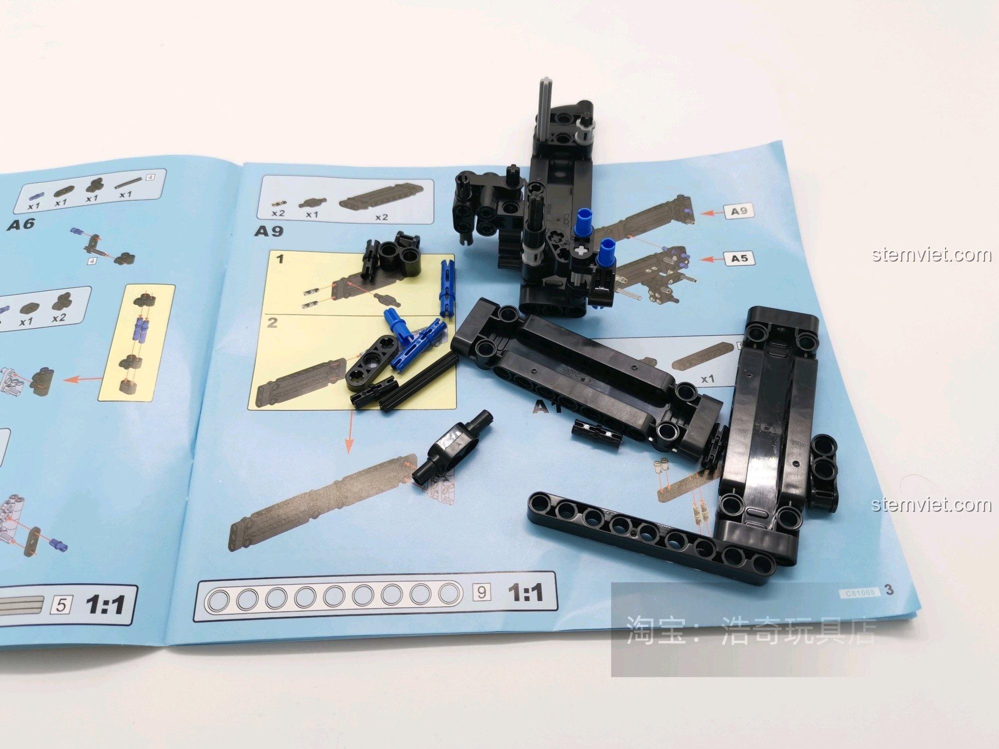 Quá trình lắp ráp đồ chơi mô hình Súng tiểu liên UZI CaDA C81008, rèn luyện kỹ năng phối hợp tay mắt.