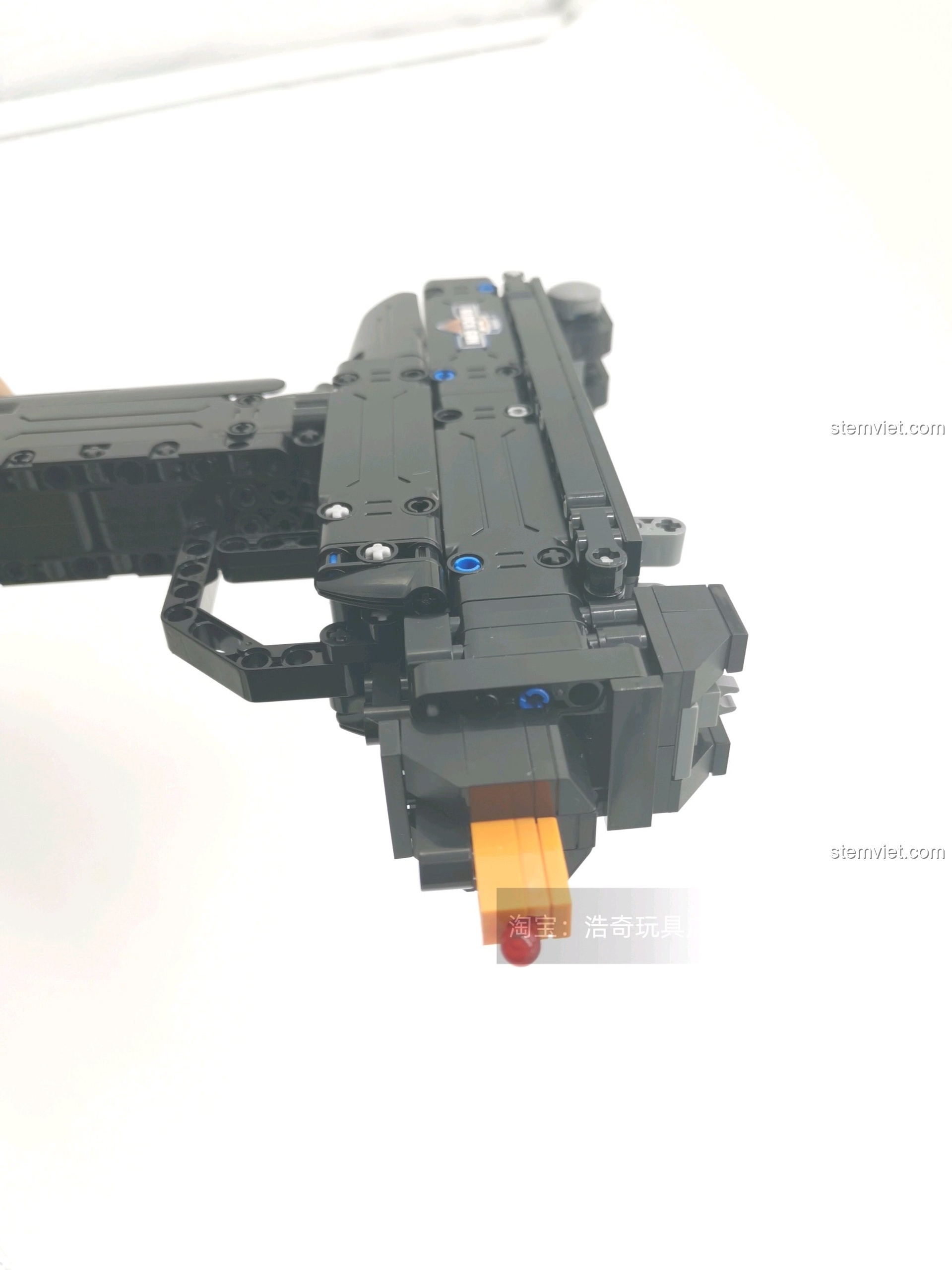 Cận cảnh tính năng bắn đạn nhựa của đồ chơi mô hình Súng UZI CaDA C81008, an toàn cho trẻ em.