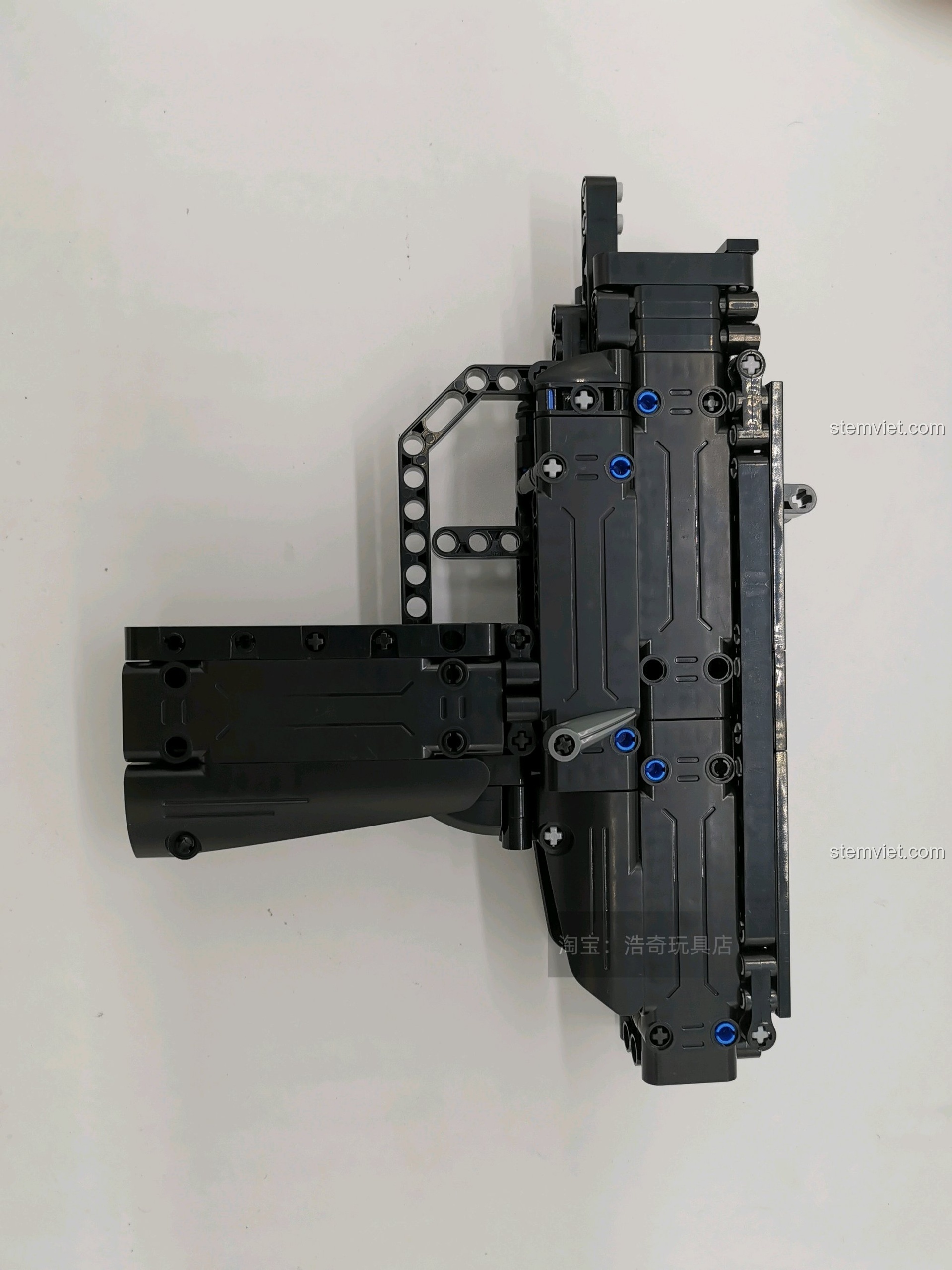 Kích thước thực tế của đồ chơi lắp ráp Súng UZI CaDA C81008 khi cầm trên tay, phù hợp cho bé trai 8 tuổi.