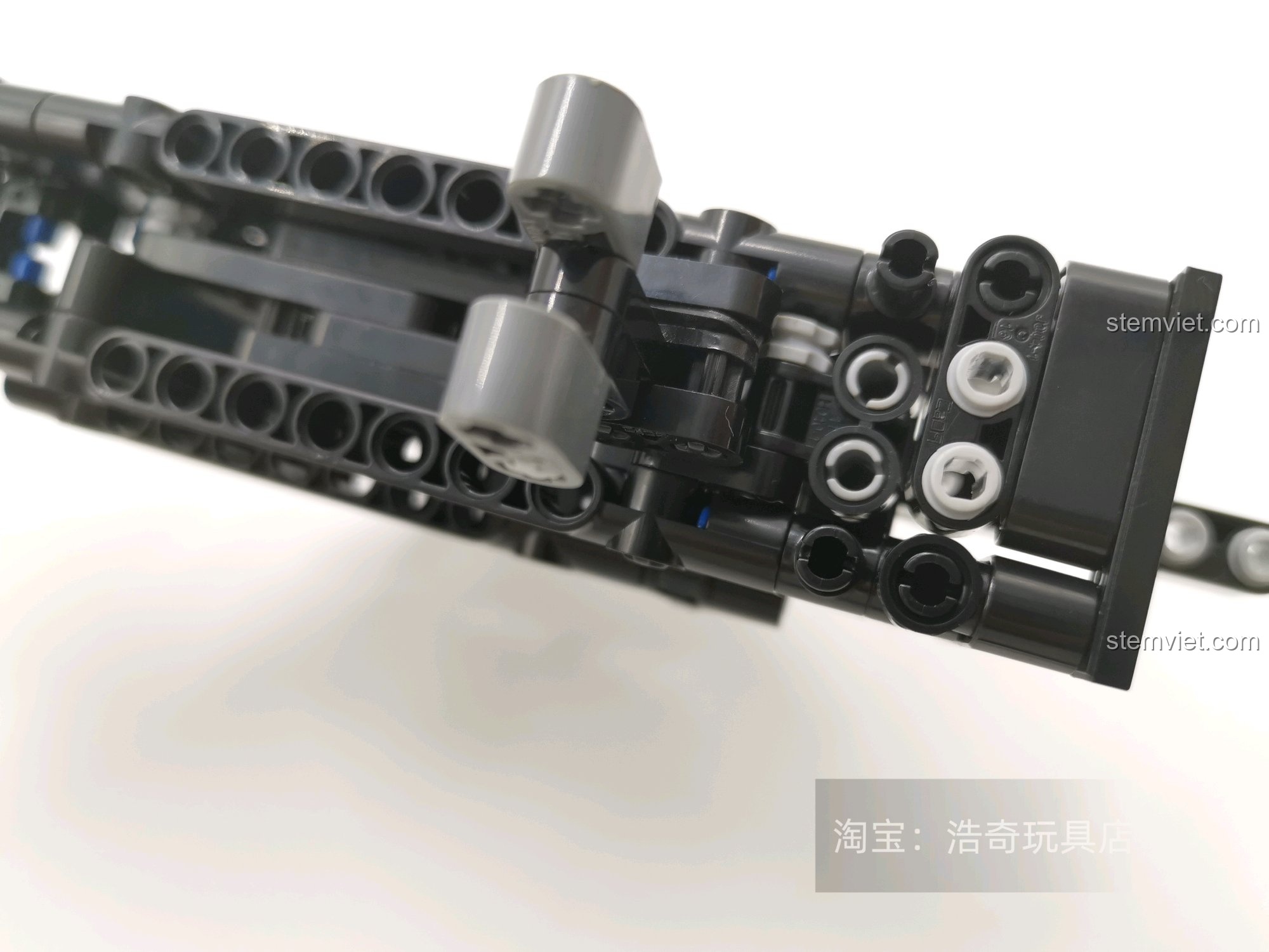 Cận cảnh cơ chế hoạt động của đồ chơi lắp ráp Súng UZI CaDA C81008, đảm bảo tính năng bắn đạn nhựa.