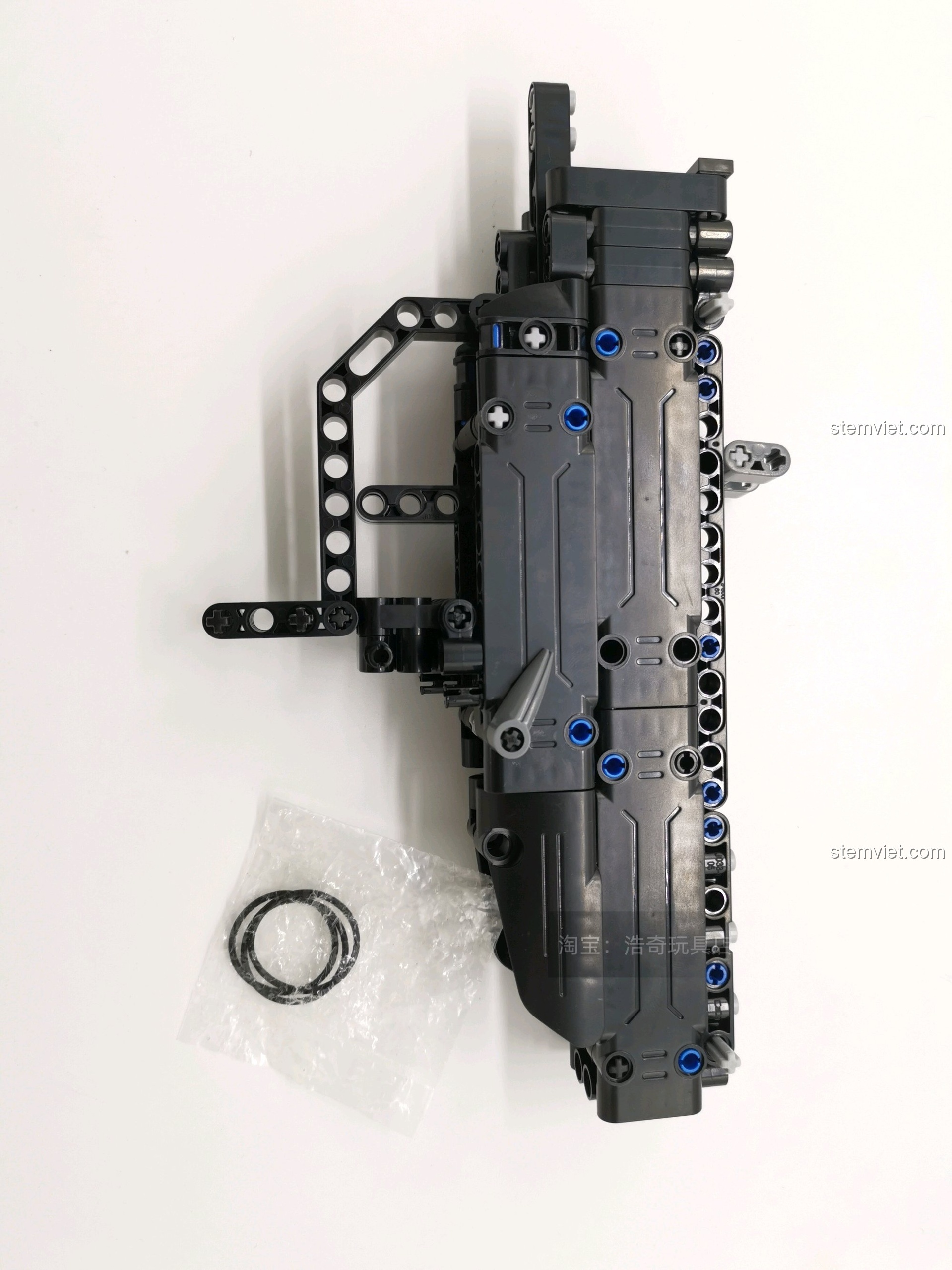 Súng tiểu liên UZI CaDA C81008 với các chi tiết mô phỏng chân thực, bao gồm cả dây cao su cho cơ chế bắn.