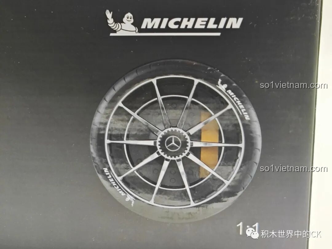 Cận cảnh bánh xe Michelin của mô hình CaDA Mercedes-AMG ONE C61503