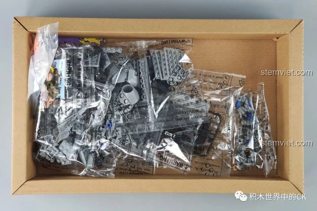 Các túi mảnh ghép và hướng dẫn lắp ráp bên trong hộp bộ lắp ghép CaDA SY 1627 Xe tăng Metal Slug 2.