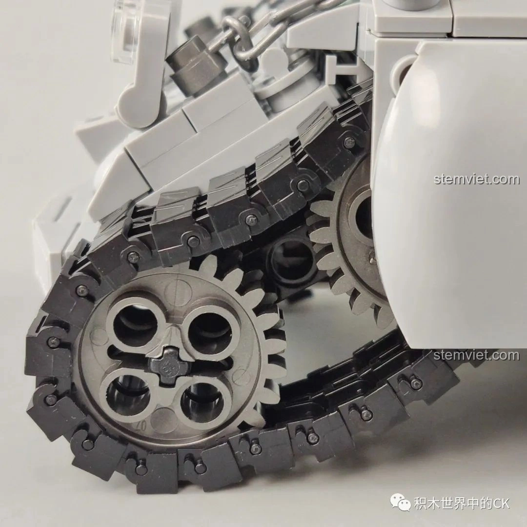 Cận cảnh chi tiết bánh xích và cơ chế truyền động phía sau của mô hình xe tăng CaDA SY 1627.