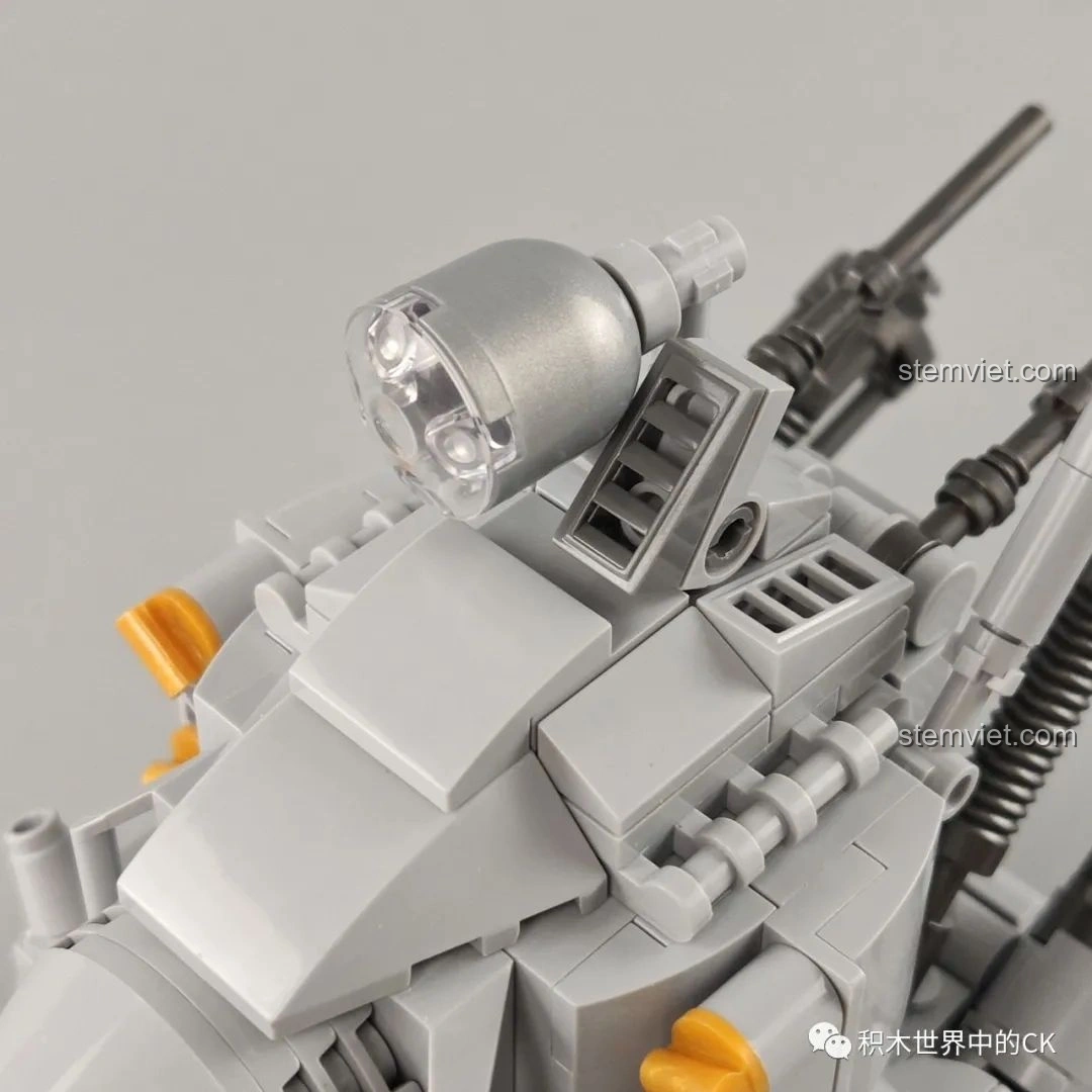 Cận cảnh chi tiết đèn chiếu sáng phía trên của mô hình xe tăng CaDA SY 1627.