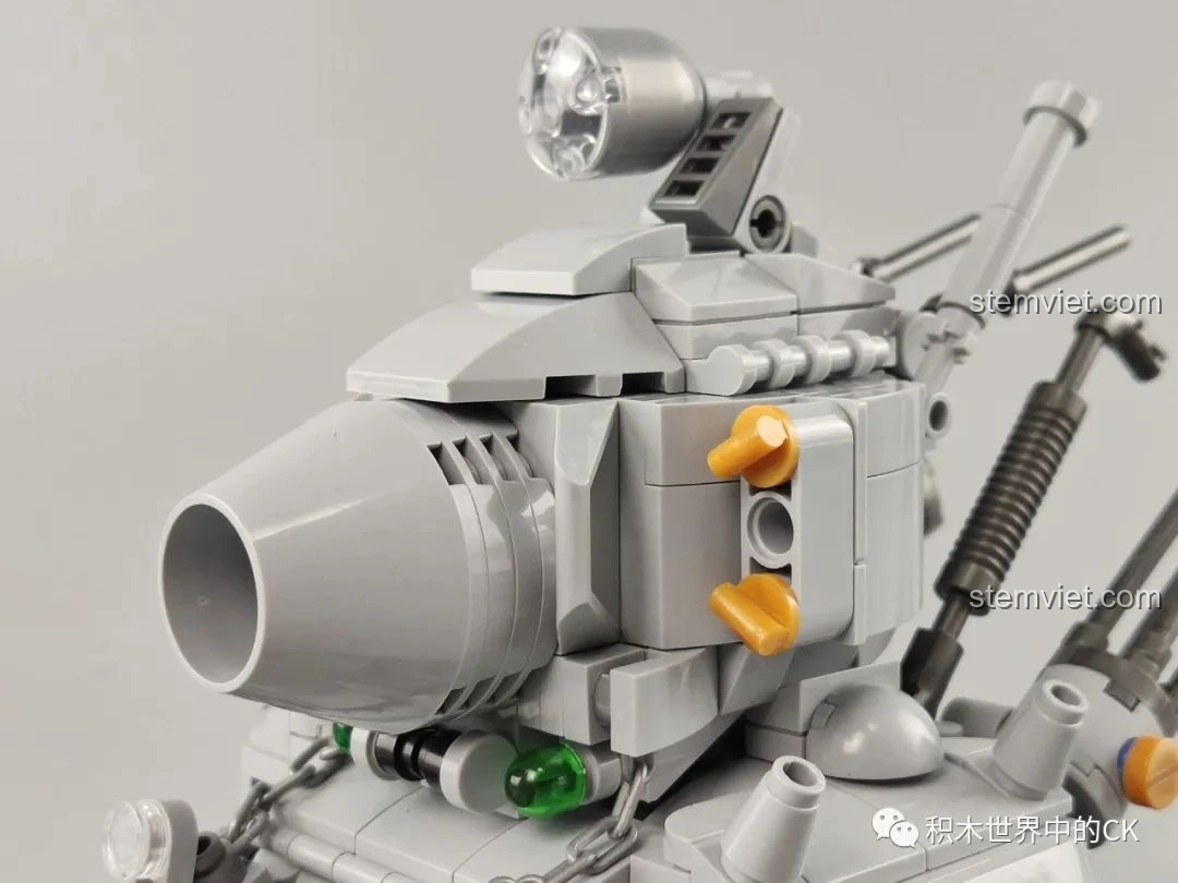 Cận cảnh chi tiết khẩu pháo chính và đèn pha của mô hình xe tăng CaDA SY 1627 Metal Slug 2.