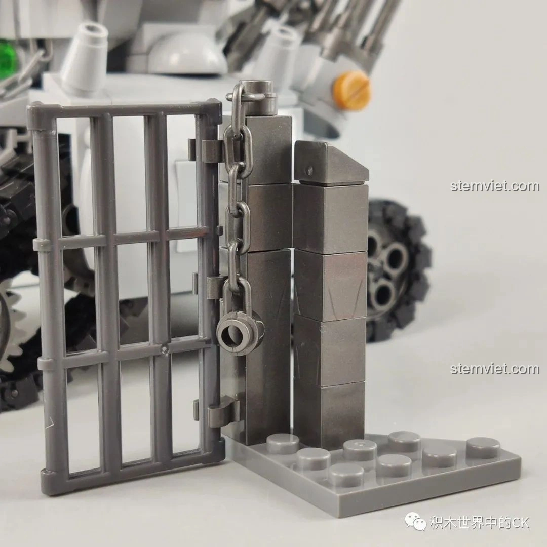 Mô hình hàng rào với dây xích và khóa, một phụ kiện đi kèm bộ lắp ghép CaDA SY 1627.