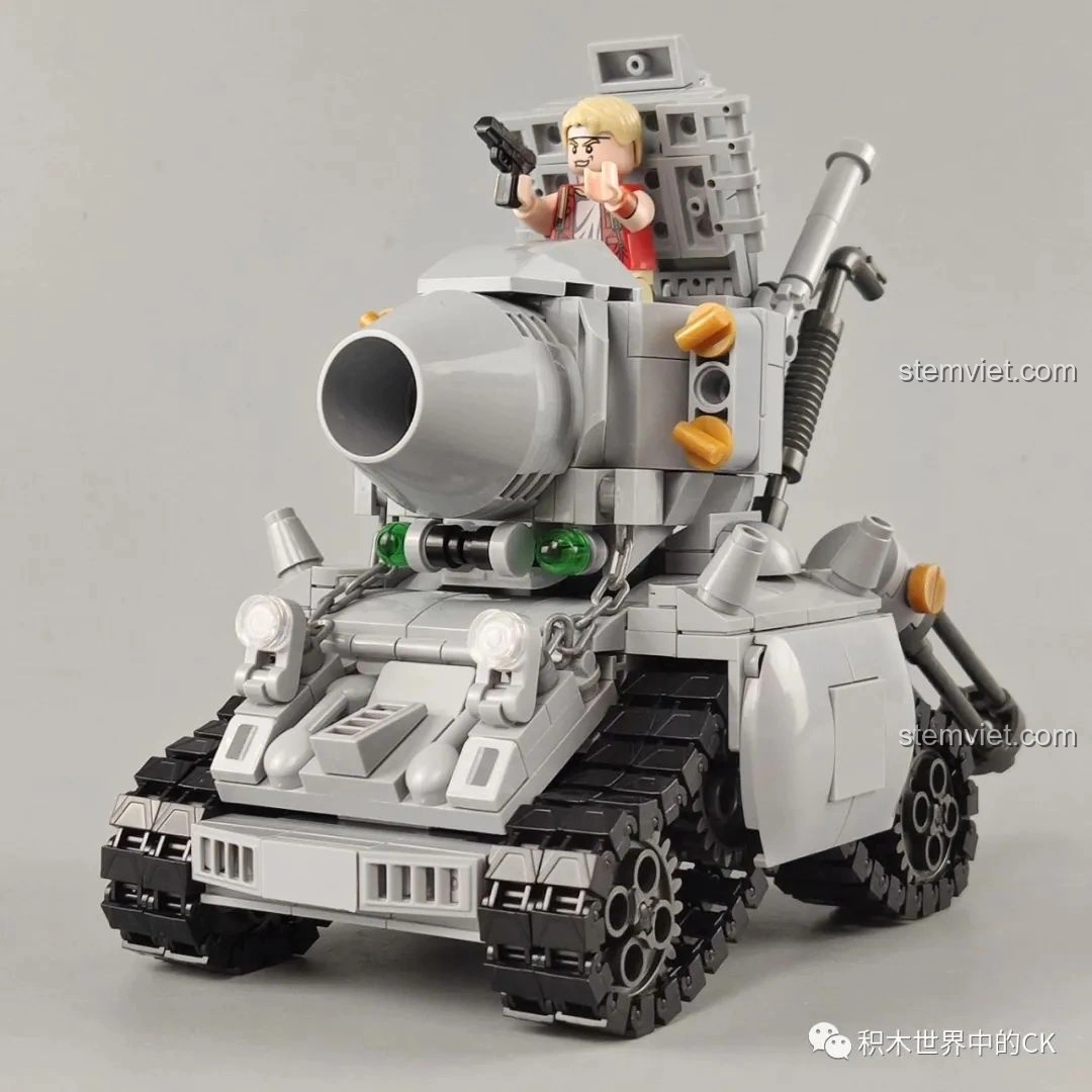 Minifigure người lính được đặt bên trong buồng lái của mô hình xe tăng CaDA SY 1627 Metal Slug 2.
