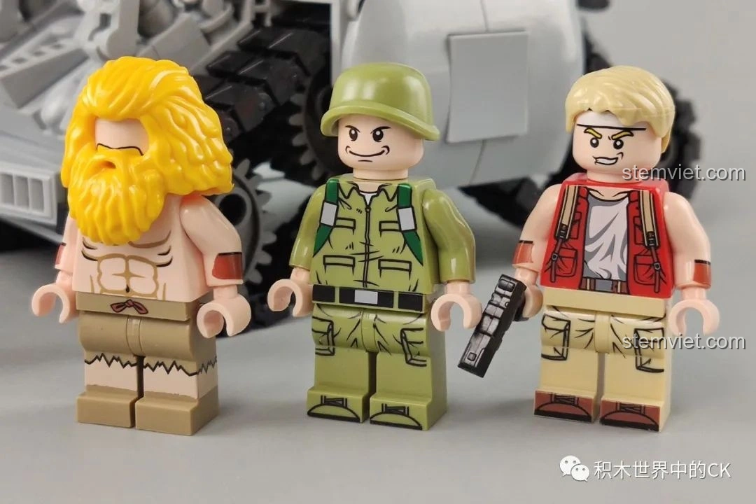 Ba minifigures người lính và tù binh đã được lắp ráp hoàn chỉnh từ bộ CaDA SY 1627 Xe tăng Metal Slug 2.
