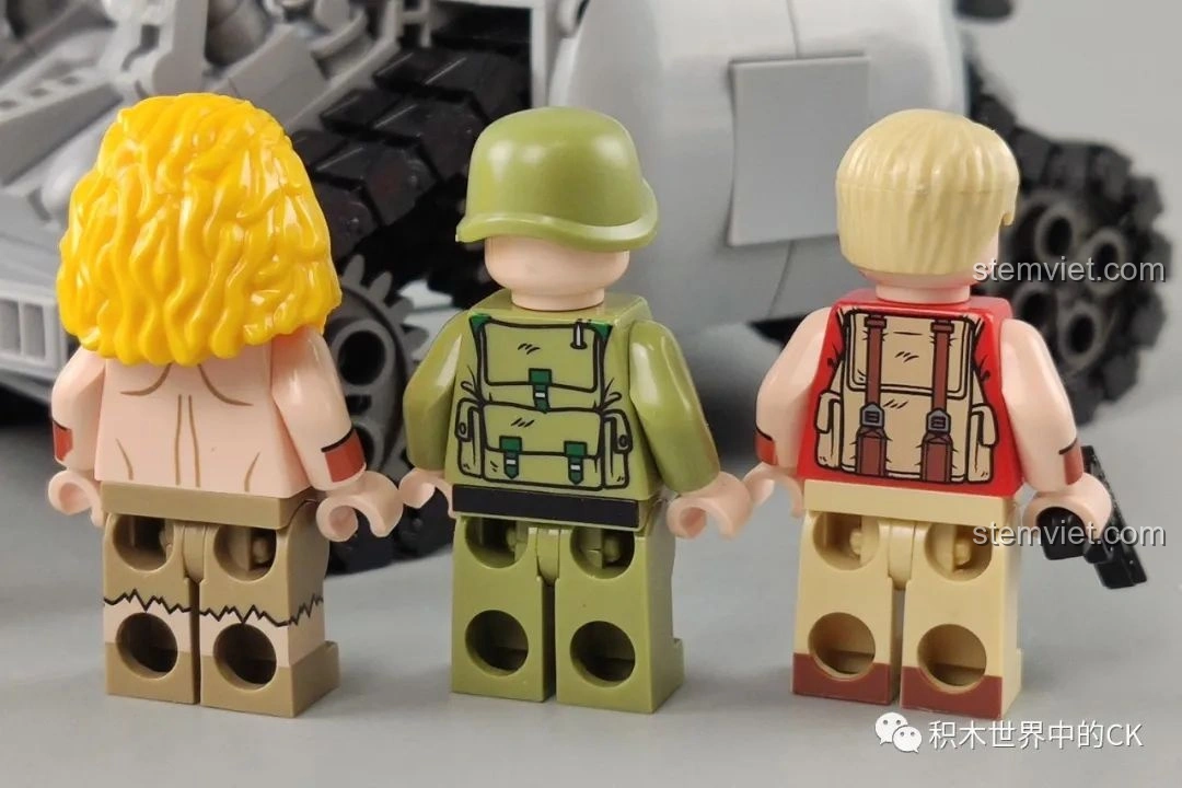 Mặt sau của 3 minifigures người lính và tù binh, thể hiện chi tiết trang phục trong bộ CaDA SY 1627.