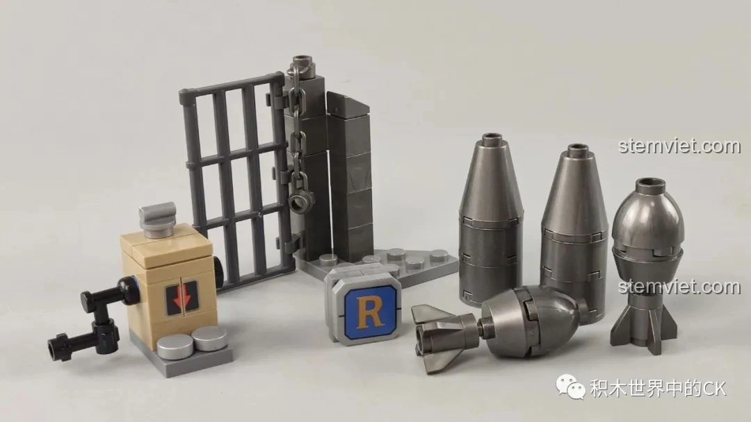 Các phụ kiện đi kèm bộ lắp ghép CaDA SY 1627 Xe tăng Metal Slug 2 bao gồm đạn pháo, thùng tiếp tế và hàng rào.
