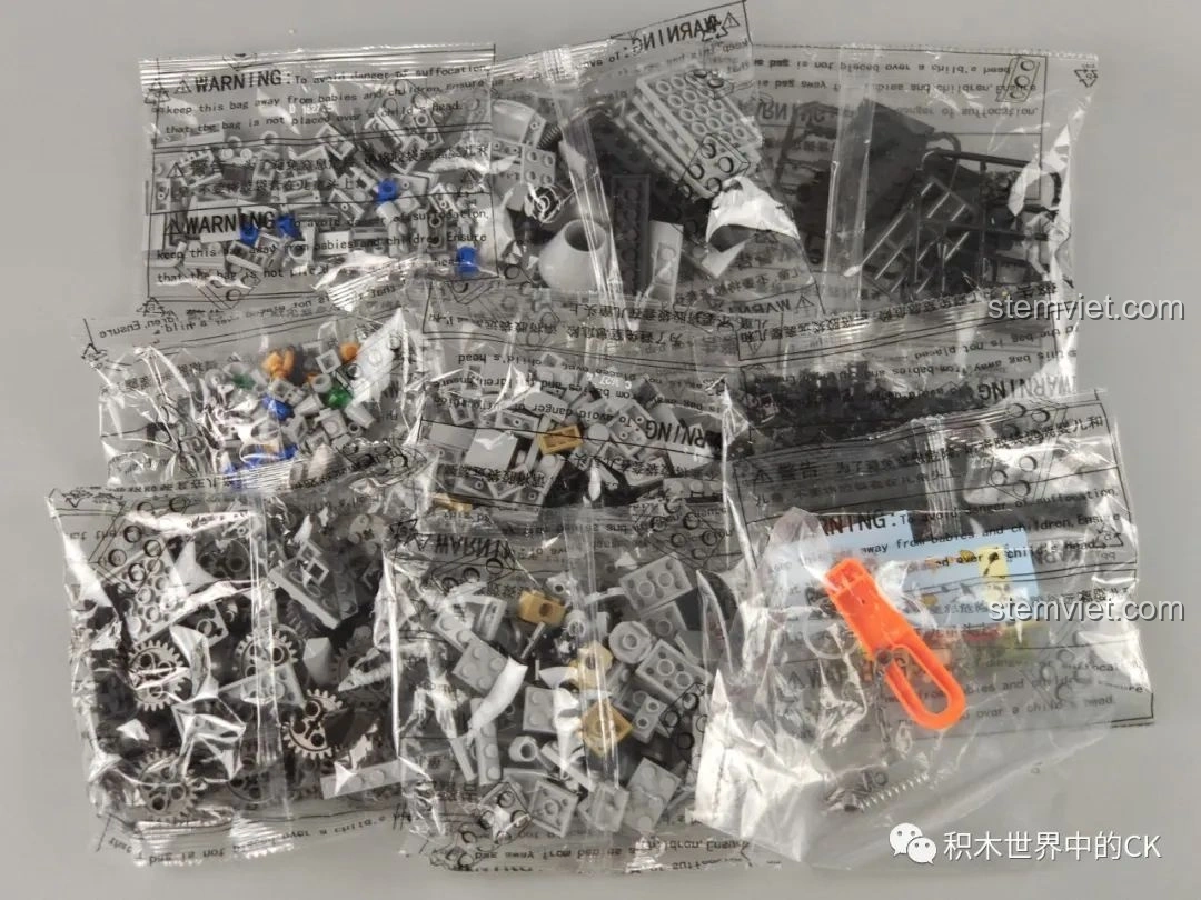 Toàn bộ các túi mảnh ghép của bộ đồ chơi lắp ráp CaDA SY 1627 Xe tăng Metal Slug 2 được sắp xếp gọn gàng.