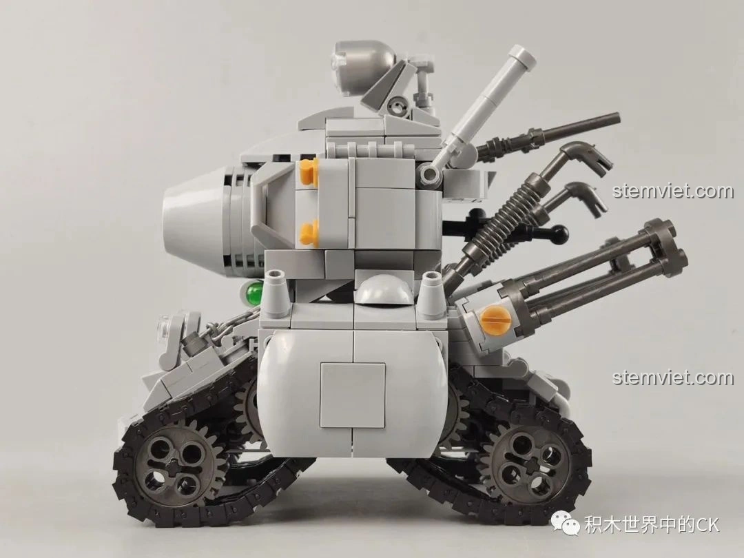 Góc nhìn bên hông của mô hình xe tăng SV-001/II Hợp Kim Đầu Metal Slug 2, thể hiện chi tiết thân xe và bánh xích.