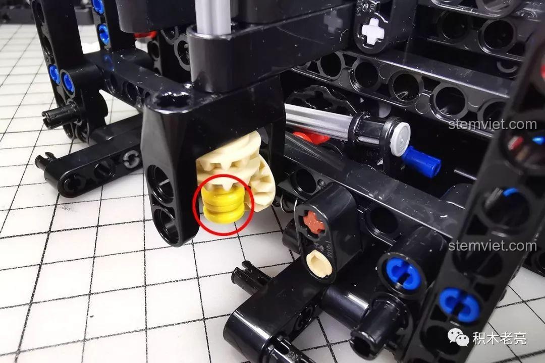 Cải tiến trục chữ thập và vòng đệm để cố định bánh răng chắc chắn hơn trong bộ lắp ráp Lamborghini Aventador SVJ Roadster LZ2101. Review Lezhuang LZ2101.