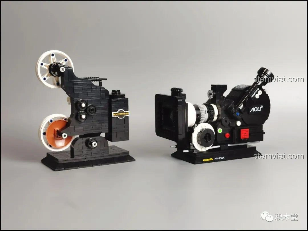 Cầm trên tay cả hai mô hình máy chiếu phim cổ điển Zhegao 00907 và máy quay phim vintage 00906.