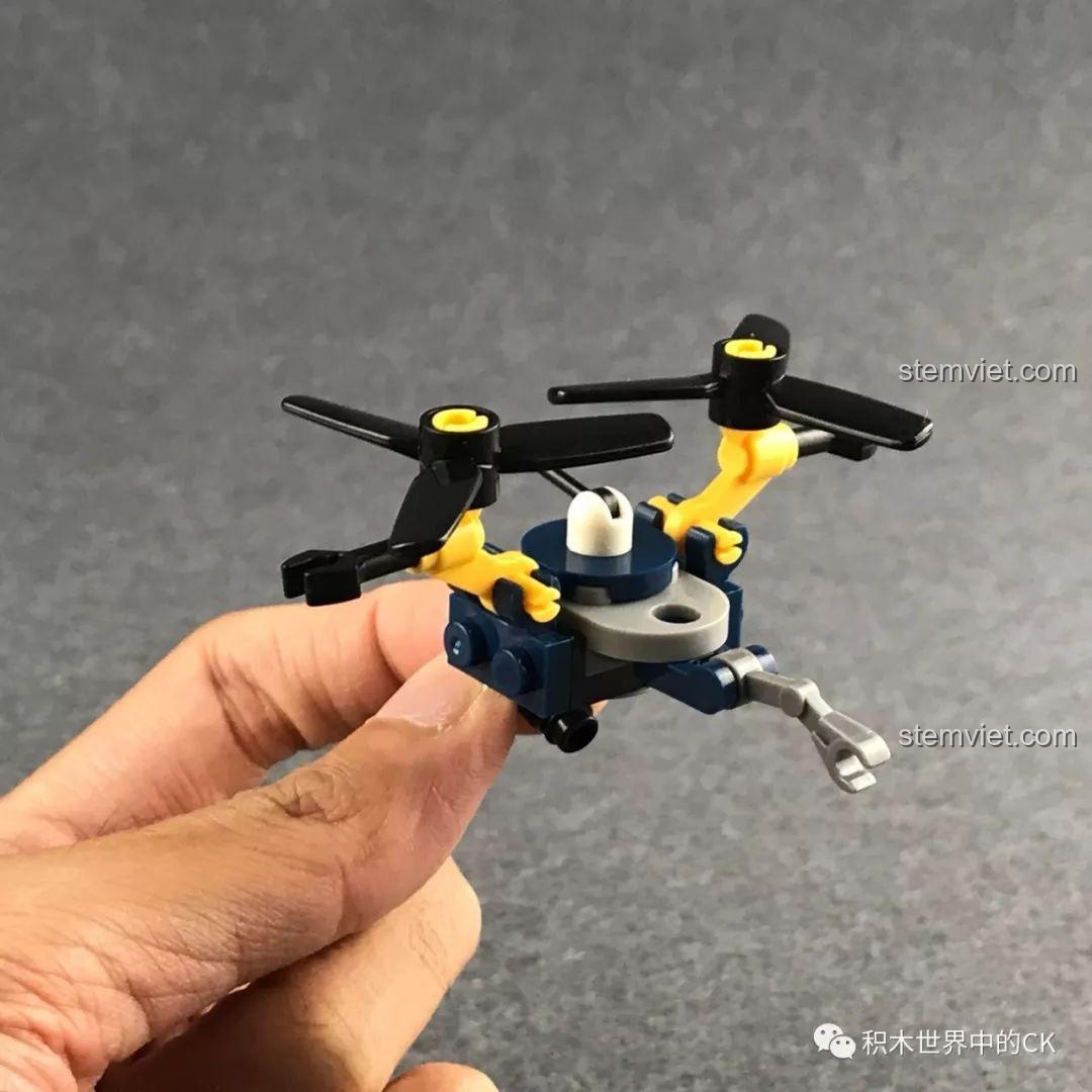 Một bàn tay đang cầm mô hình drone trinh sát của bộ SEMBO 603014.